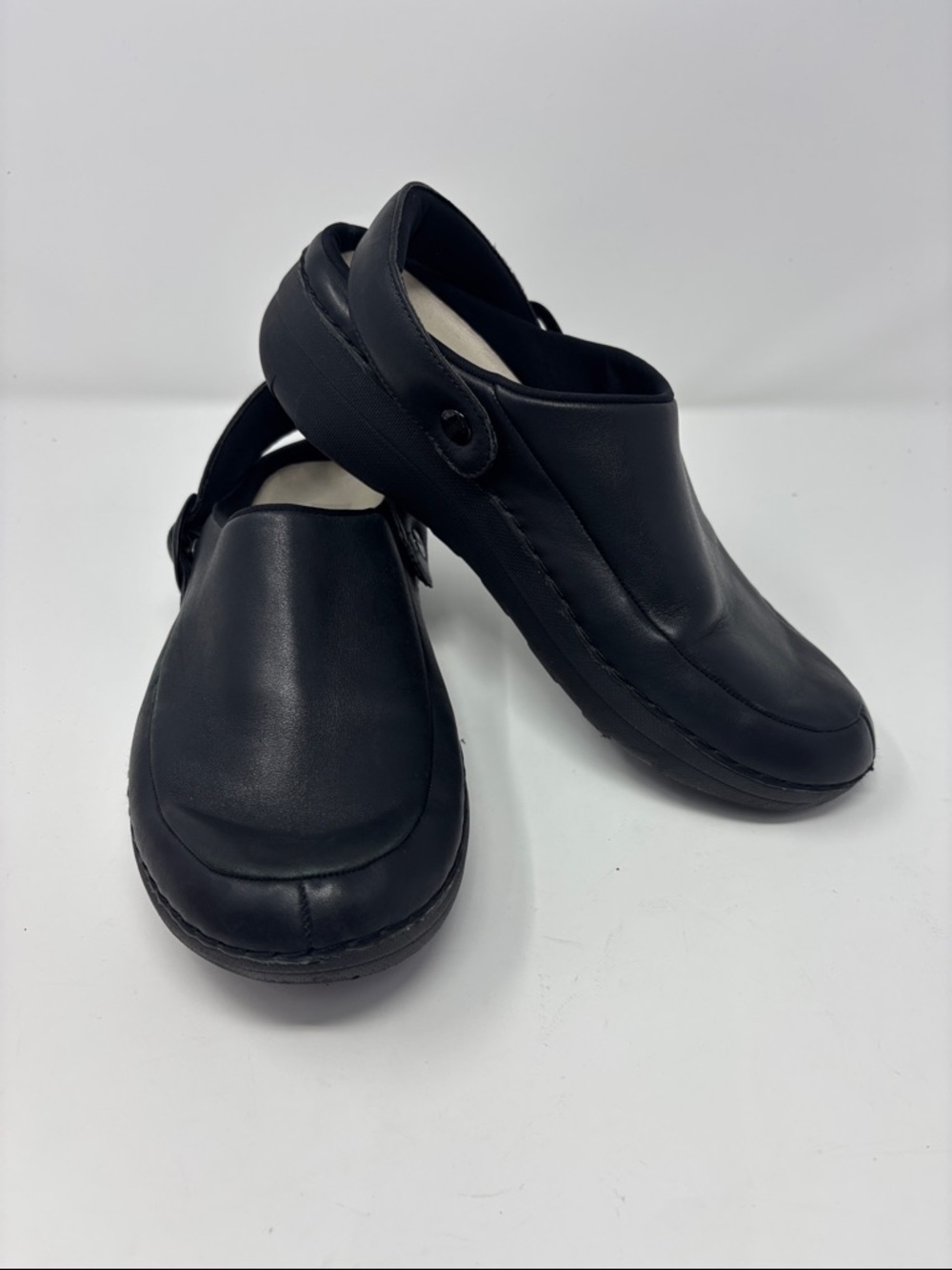 Fitflop | 8 Black Slip-On Leather Clog Mules